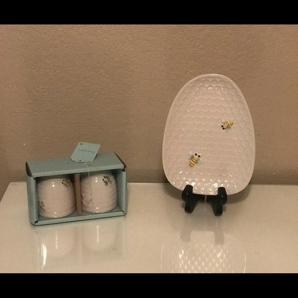 HoneyBee Spoon Rest with Salt & Pepper Shaker Set